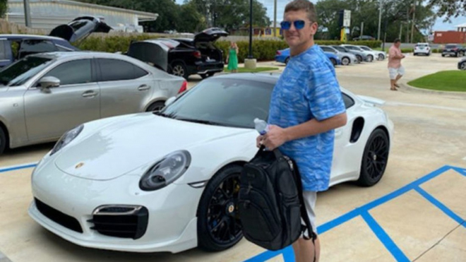 Muž zaplatil Porsche 911 Turbo falešným šekem, pak si chtěl pořídit i hodinky Rolex