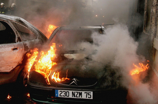 Francie má novou tradici, novoroční pálení aut. Letos jich shořelo 940