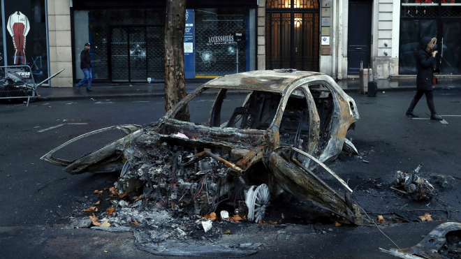 Pandemie nepandemie, ve Francii na Silvestra pálili auta i při zákazu vycházení