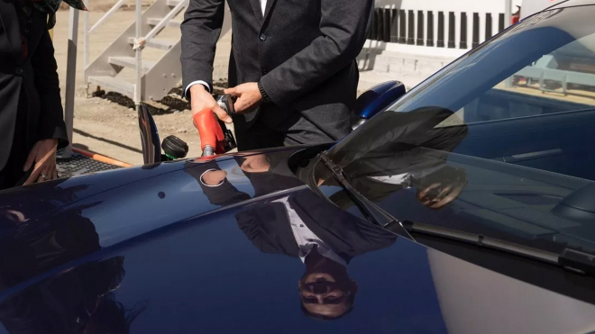 Na kolik vyjdou syntetická paliva, která mají zachránit spalovací motory? Mohou být i levnější než dnešní benzin a nafta, říkají predikce