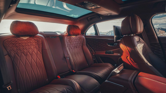Bohatí Rusové se nahrnuli k dealerům a koupili 3,5krát víc luxusních aut než o rok dřív