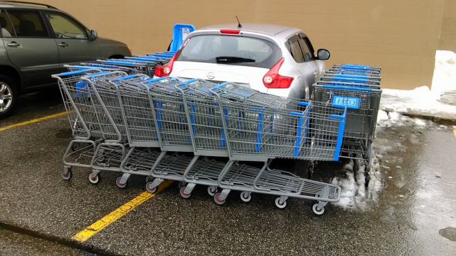 Bezohledný řidič zabral před obchodem dvě místa naráz, dostal cennou lekci