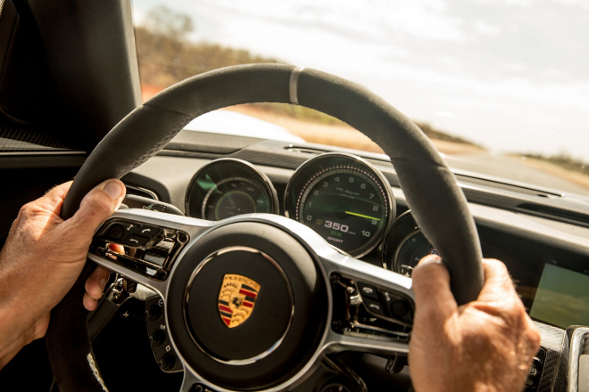 Porsche 918 Spyder se na dálnici rozjelo na 350 km/h. Značka tomu říká „senzace” (video)