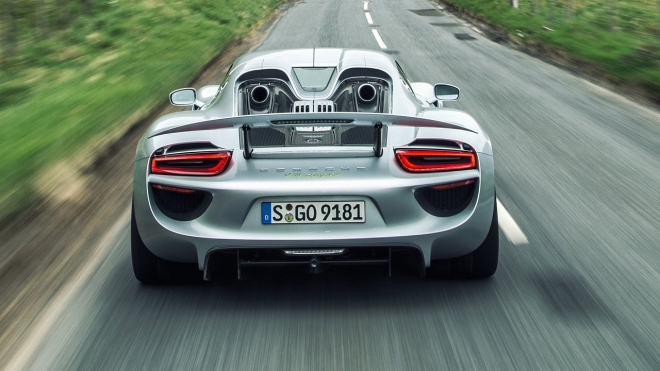 Hypersporty Bugatti a Porsche změřily síly s mistrovskou F1 Red Bullu, jednou to byl úplný debakl, podruhé ne až tak