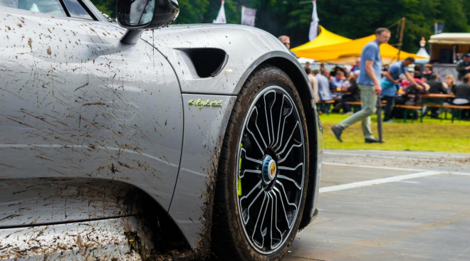 Takhle vypadá zablácené Porsche 918 Spyder, něco takového se nevidí