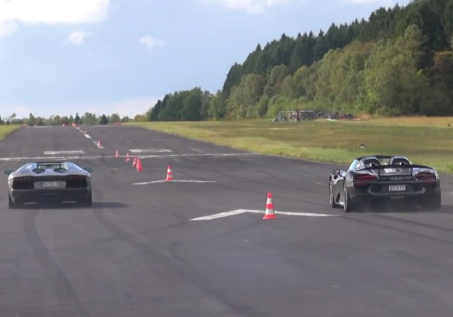 Lamborghini Aventador vs. Porsche 918 ve sprintu: není to až taková marnost (video)