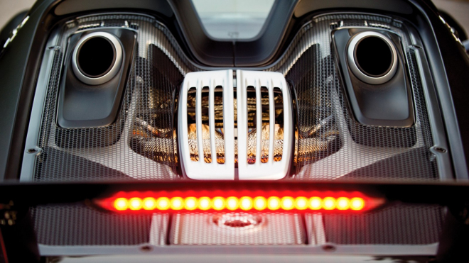 Jeden z nejrychlejších hypersportů historie vyzval na souboj závodní motorku, nebyl to dobrý nápad