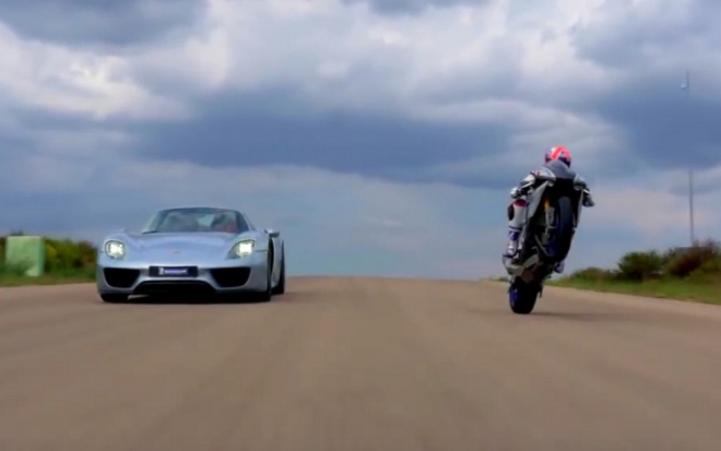 Srovnání Porsche 918 Spyder s Yamahou R1 je hezká podívaná, víc ale nic (video)