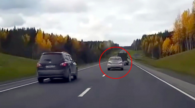 Takhle můžete dopadnout, když se při předjíždění nedíváte do zrcátek (video)