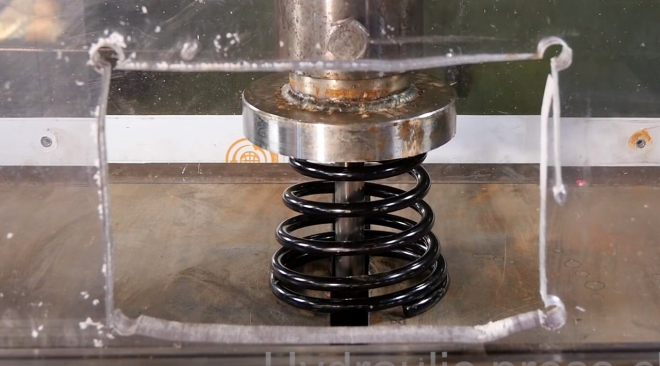 Jak moc vydrží pružina auta pod hydraulickým lisem? Výsledek překvapí (video)