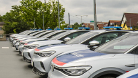 Elektrická auta už nechce ani policie. &bdquo;Jsou pomalá, nebrzdí a nikam nedojedou,&rdquo; říká s ukončením pilotního projektu