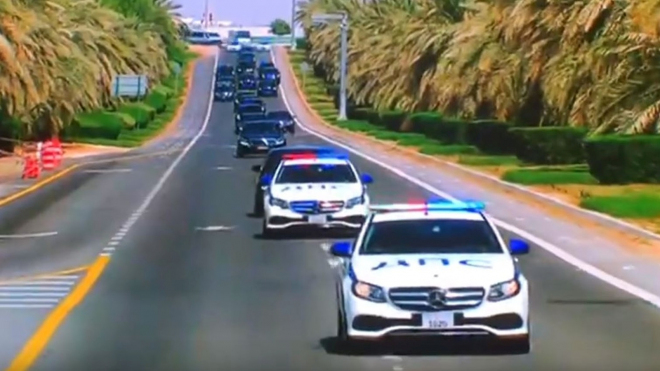 Putinovu kolonu doprovázela falešná policejní auta, paradoxně to má být pocta