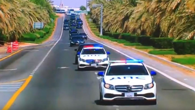 Putinovu kolonu doprovázela falešná policejní auta, paradoxně to má být pocta
