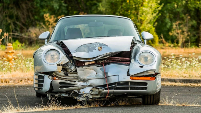 Už se ví, proč vzácné Porsche za desítky milionů prodávali na aukci takto bourané