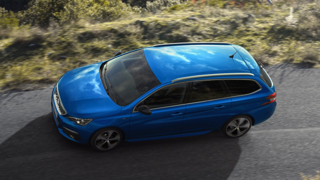 Ojetý velký kombík Peugeotu s kufrem větším než u Octavie koupíte jen dvouletý za cenu lepší Fabie