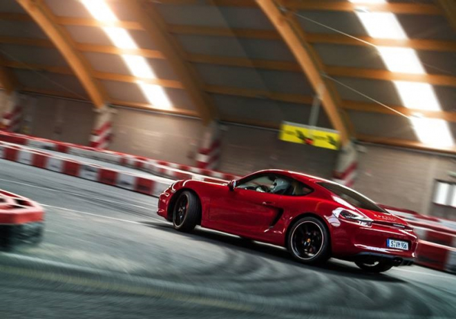 Porsche Cayman GTS je prý jako motokáry, takto se prohání po jejich dráze (video)
