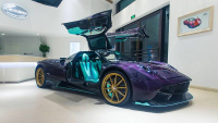 Purpurově-tyrkysové auto nemusí vypadat špatně, je-li to Pagani