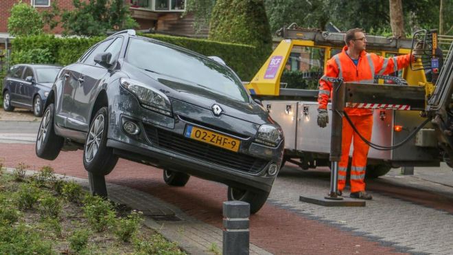 Nizozemec dokázal „zaparkovat” na patníku bez poškození auta. Jak, nikdo nechápal