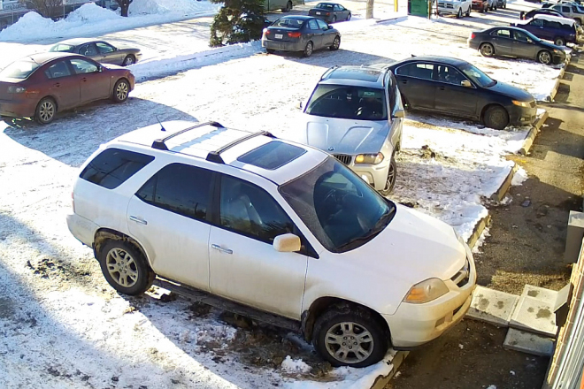 Tato žena s BMW je postrach parkovišť, parkování nezvládá ani bez aut okolo (video)