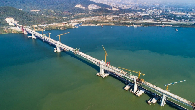 Rusové staví první železniční most do Číny, mohutné dílo brzdí hluboká voda