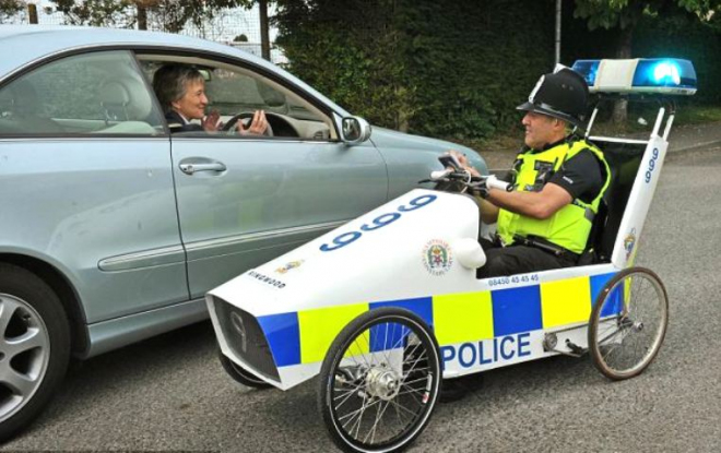 V tendru na rychlá policejní auta přistály čtyři obálky, s čím asi?