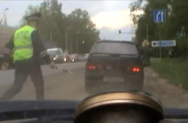 Na tuto automobilovou honičku je ruská policie tak hrdá, že zveřejnila její záznam