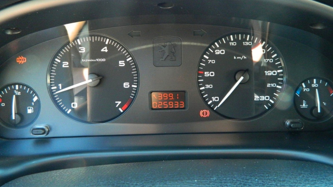 K mání je možná poslední nejetá vzpomínka na hvězdné časy francouzských sedanů střední třídy, dokonce jako úsporný diesel