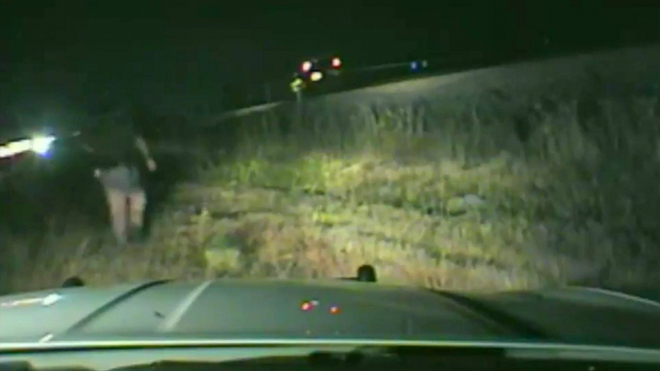 Policista vytáhl řidiče z auta uvízlého na kolejích těsně před projíždějícím vlakem