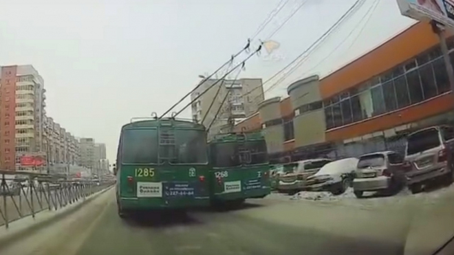 Ruský řidič trolejbusu se pokusil předjet jiný trolejbus, dopadlo to podle očekávání