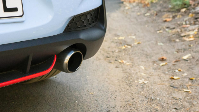 Technik popsal, zda střílení z výfuku pomáhá, nebo škodí výkonu motoru auta