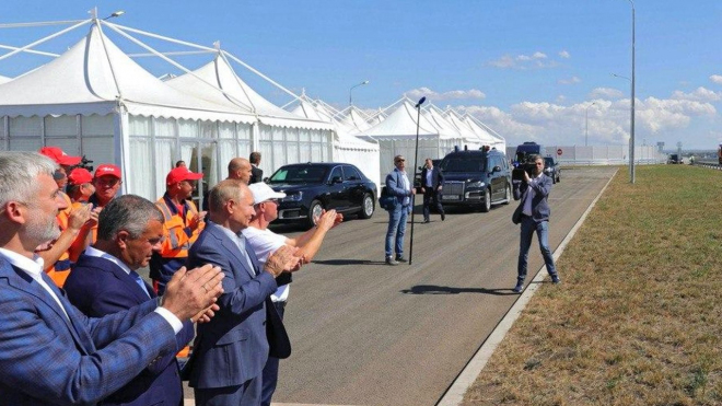 Putin otevřel novou dálnici na anektovaný Krym, rovnou ji sám projel svou limuzínou
