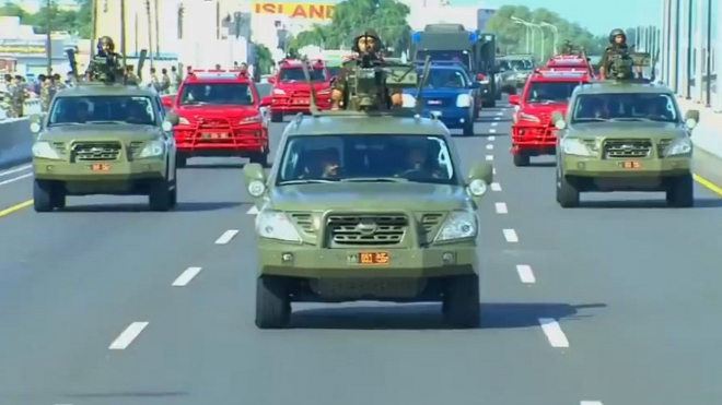 Z pohřbu sultána Ománu se stalo bizarní defilé neobvyklých SUV