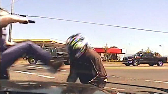 Motorkář, kterého srazil a kopl policista, vysoudil 4,5 milionu