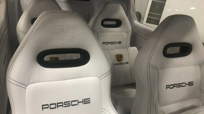 Vzácná kapitola historie Porsche má motor z 911 a udělá 298 km/h, po zemi ale nejezdí