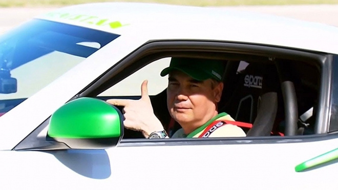 Diktátor se na propagandistickém videu nechal vylíčit jako mistr jízdy bokem