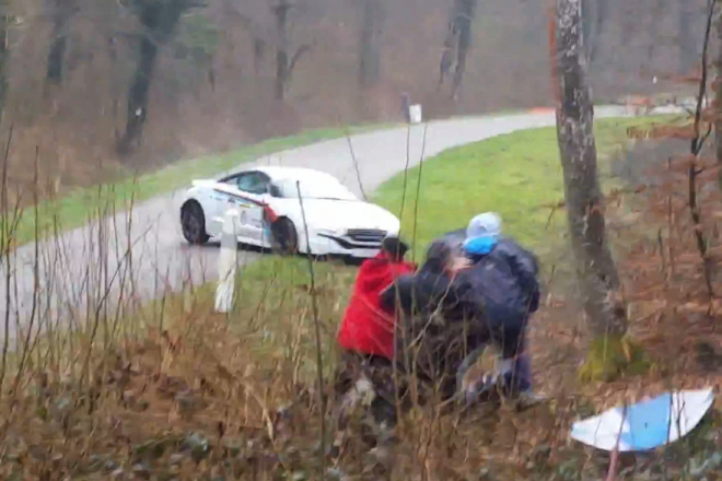 Děsivá nehoda se o víkendu stala i na francouzské rallye, diváci unikli o vlásek (video)