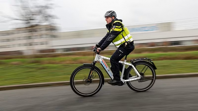 Policista v roli youtubera pravidelně moralizoval řidiče, teď mu naměřili 51 km/h přes limit a přesedá na kolo