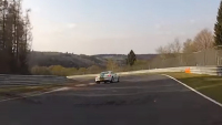 Jak nejezdit po Nordschleife: tento řidič neprojel správně jedinou zatáčku (video)