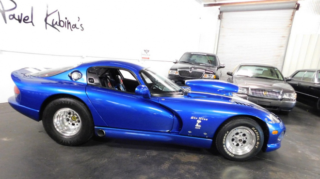 Podívejte se, co za auta teď prodává v USA slavný český hokejista