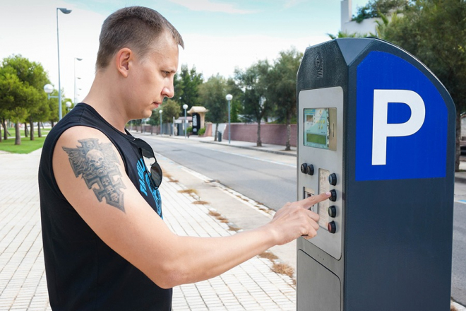 Auta budou sama platit za benzín nebo parkování, říká Visa