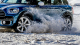 Expert srovnal auto s pohonem 4x4 na celoročních pneu s předokolkou na zimních a ukázal, co je lepší
