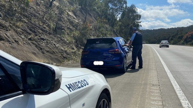 Policie změřila 22letého řidiče VW Golf při jízdě rychlostí 280 km/h, limit překročil o 170 km/h