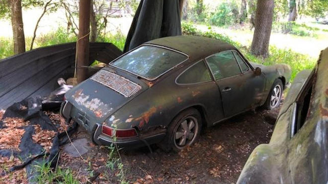Pod padajícím přístřeškem byla nalezeno rozpadlé Porsche, prodalo se za 1,2 milionu