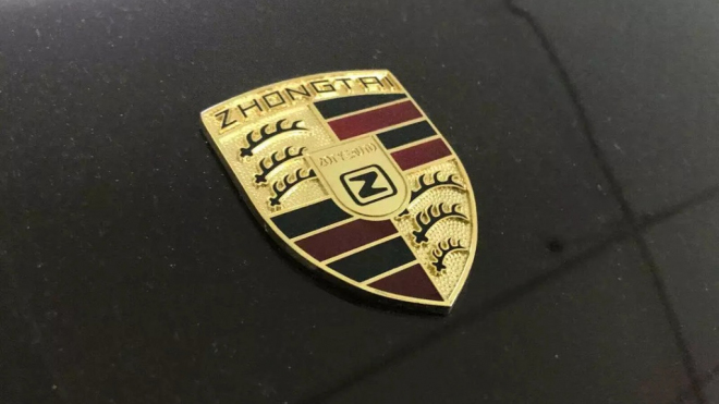 Muž dostal košem od přítelkyně poté, co zjistila, že jeho „Porsche” je čínská kopie