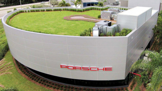 Prodejce Porsche vylákal ze zákazníků 70 milionů, utratil je hlavně v nočním klubu