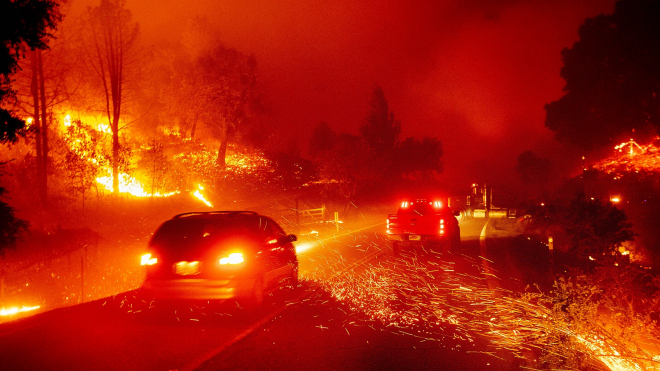 Hasiči ukázali průjezd kalifornským hořícím peklem, je to jako z katastrofického filmu