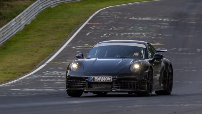 Faceliftované Porsche 911 Turbo S natočili na okruhu zřejmě s hybridním pohonem, za jeho zvuk by se už i vysavač styděl
