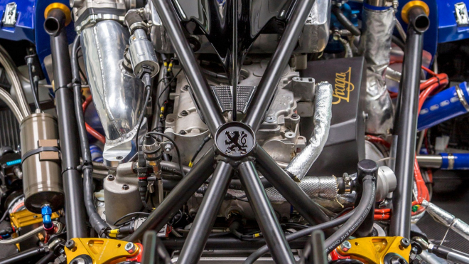 Česká značka začala odhalovat nový, extrémně rychlý sporťák, i dnes si vystačí s benzinovým pohonem