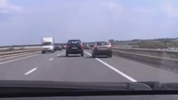 Tohle je důvod, proč je předjíždění odstavným pruhem zakázáno (video)