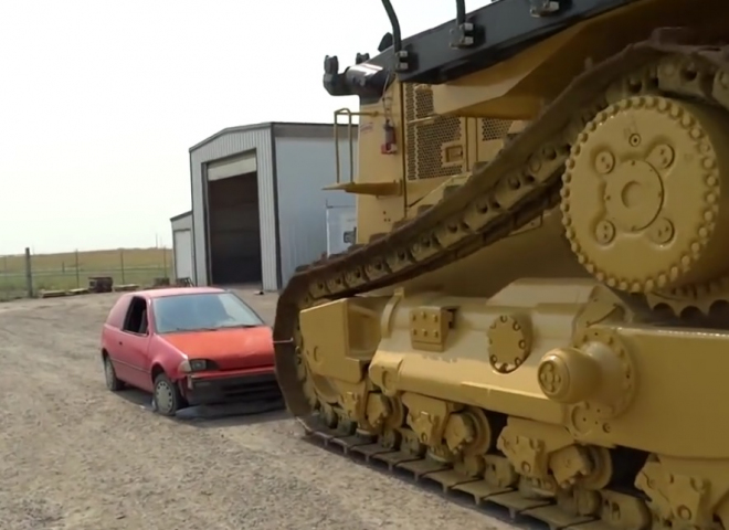 Auto vs. buldozer: některé věci je lepší v protisměru nepotkat (video)
